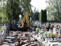 Wymiana zniszczonego chodnika na piękny bruk na cmentarzu parafialnym '2016