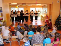 Spotkanie kolędowe przedszkolaków z chórem 