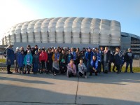 Dzieci ze wspólnot parafialnych, młodzież i opiekunowie z ks. Tomkiem na stadionie '2019