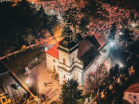 Nocny widok z drona na zdunowski cmentarz - 1 XI '2025