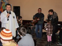 Wspólne kolędowanie w kościele parafialnym w Zdunach